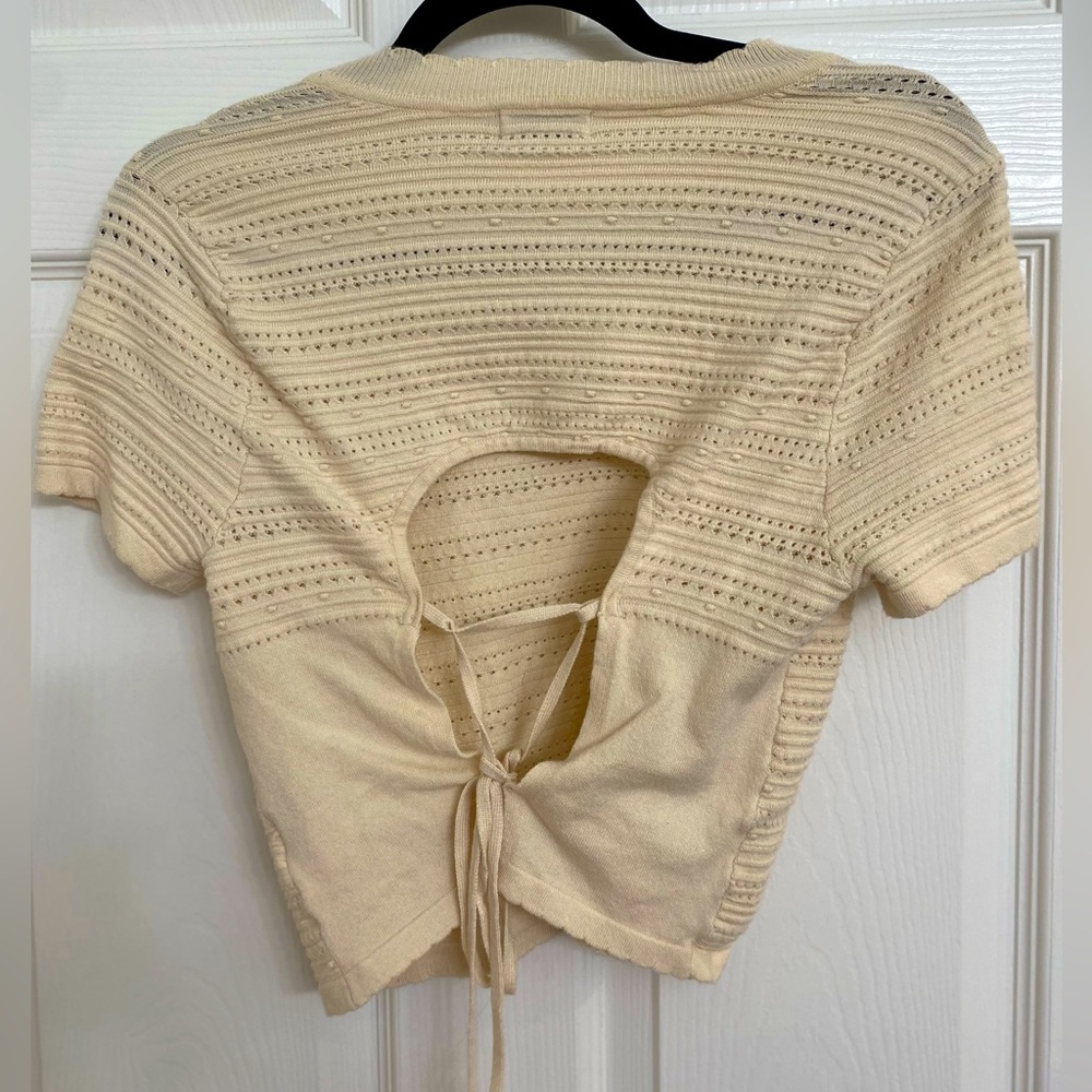 Cute tie back, summer top.